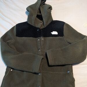 Women's North face olive green fleece snap jacket